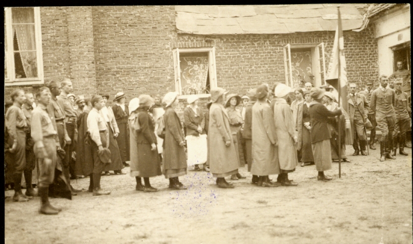 Wręczenie sztandaru sztabowi 4 pułku piechoty, Łochyńsko koło Piotrkowa 14.07.1915 r.